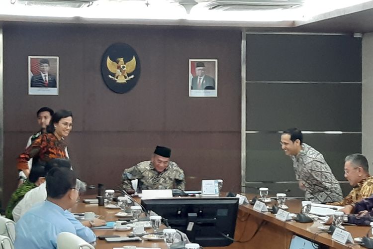 Menteri Koordinator (Menko) Bidang Pembangunan Manusia dan Kebudayaan (PMK) Muhadjir Effendy rapat koordinasi tingkat menteri tentang penyaluran dana BOS yang berlangsung di kantor Kemenko Polhukam, Jalan Medan Merdeka Barat, Jakarta, Rabu (4/3/2020).