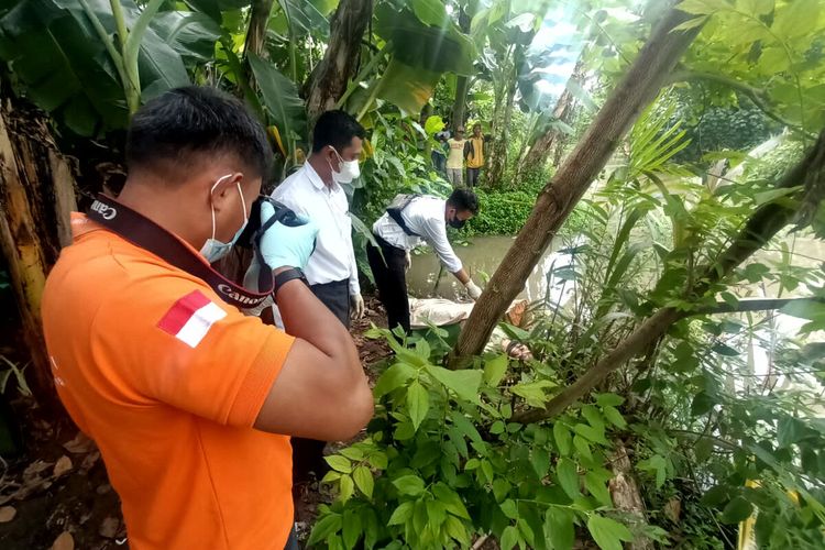 Polisi melakukan olah tempat kejadian kasus tewasnya Fery Ashari di pinggir Sungai Rau di Kelurahan Sutojayan, Kecamatan Sutojayan, Kabupaten Blitar, Senin (8/11/2021)