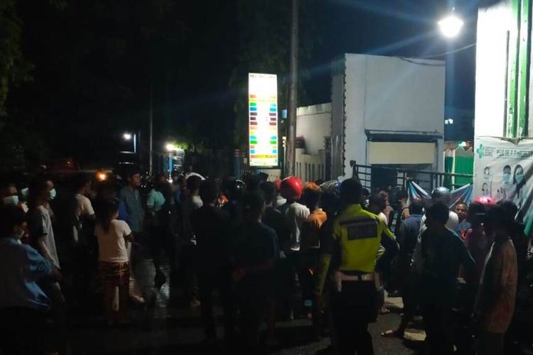 Puluhan warga dan keluarga pasien mendatangi RSUD Magreti, Kepulauan Tanimbar, Maluku untuk mempertanyakan status bayi dan seorang warga yang meninggal dunia di rumah sakit tersbeut karena diduga terpapar Covid-19 Jumat malam (17/12/2021).