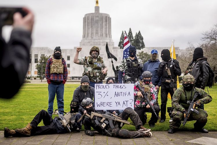 Pengunjuk rasa bersenjata, yang mengidentifikasi diri mereka sebagai Liberty Boys, berpose untuk foto sesama demonstran di luar Oregon State Capitol pada Minggu, (17/1/2021).