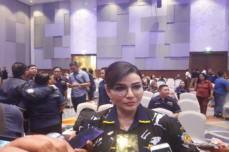 Tetty Paruntu saat diwawancara sejumlah wartawan seusai acara pelantikan Ketua Angkatan Muda Pembaharuan Indonesia (AMPI) Sulut, Kamis (31/10/2019), sekitar pukul 23.00 Wita.