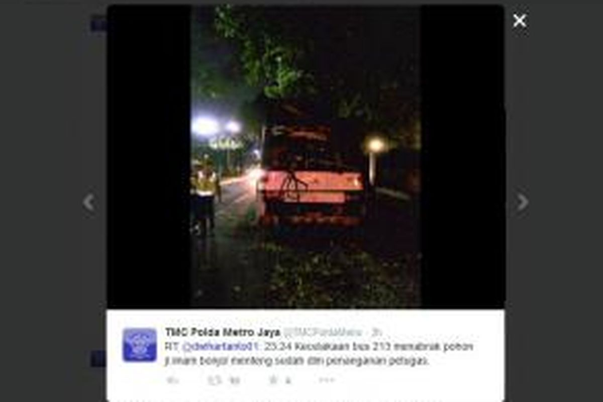 Foto Bus yang menabrak pohon di Jalan Imam Bonjol, Menteng, Jakarta Pusat, Senin (20/10/2014). foto tersebut diunggah oleh akun twitter TMC Polda Metro Jaya