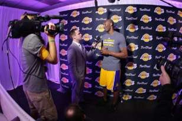 Kobe Bryant menjalani sesi wawancara jelang laga pamungkasnya sebagai pasket, :LA Lakers vs Utah Jazz, Rabu (13/4/2016). 