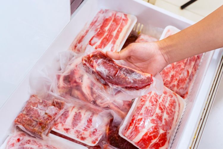 ilustrasi daging sapi di freezer. 