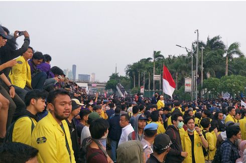 Demo di Depan DPR, Ribuan Mahasiswa Tutup Jalan Gatot Subroto 