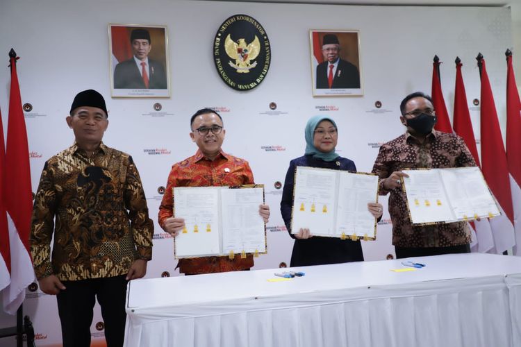 Menteri PANRB Abdullah Azwar Anas, Menteri Ketenagakerjaan Ida Fauziyah, dan Menteri Agama Yaqut Cholil Qoumas menandatangani Surat Keputusan Bersama (SKB) hari libur nasional dan cuti bersama tahun 2023, di Jakarta, Selasa (11/10/2022).