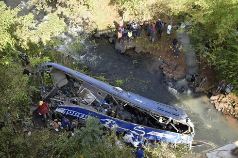 BERITA FOTO: Bus Terjun ke Sungai di Kenya, 30 Penumpang Tewas