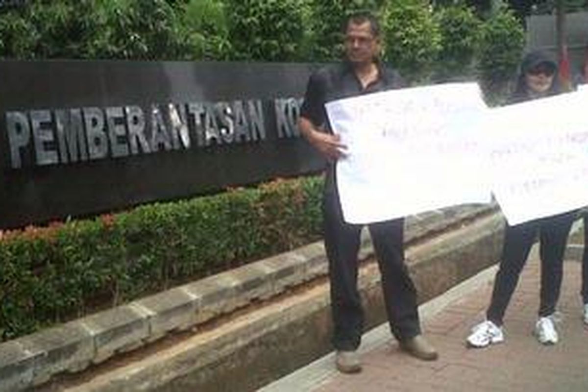 Novel dan beberapa pengurus LSM MPB saat lakukan dukungan di depan gedung KPK Jakarta.