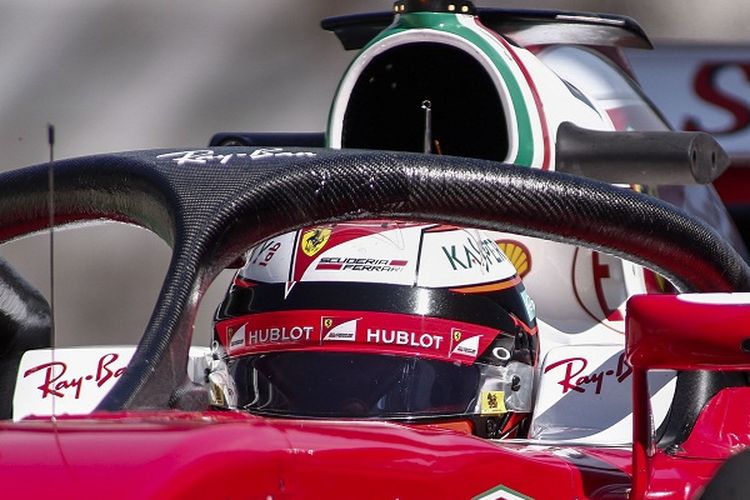 Pebalap Scuderia Ferrari, Kimi Raikkonen, menguji penggunaan halo (pelindung kokpit pada sesi latihan pertama GP Brasil, di Sao Paolo, 11 November 2016.