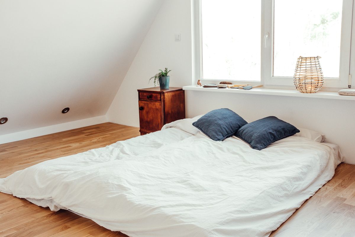 Tidur dengan Kasur di Lantai: Risiko Kesehatan dan Tips Aman