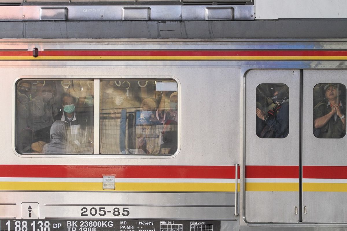 Sejumlah penumpang berdesakan di dalam KRL Commuter Line dari arah Bogor ke Jakarta Kota di Stasiun Depok Baru, Depok, Jawa Barat, Senin (23/3/2020). PT Kereta Commuter Indonesia membatalkan pembatasan jam operasional dan akan mengembalikan jam operasional Kereta rel listrik (KRL) menjadi normal mulai Senin (20/3) pukul 15.00 WIB imbas padatnya penumpang pada pagi harinya. ANTARA FOTO/Asprilla Dwi Adha/aww.