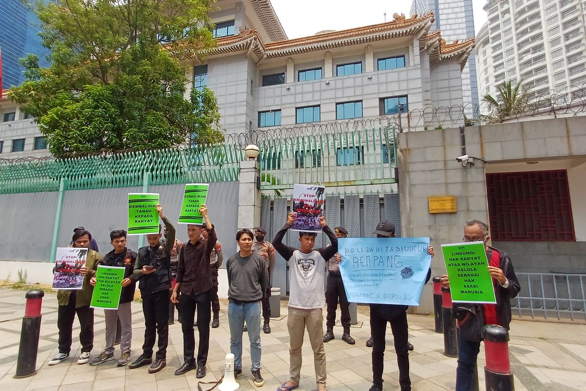Massa yang menggelar aksi solidaritas di depan Kedutaan Besar (Kedubes) Tiongkok untuk masyarakat Pulai Rempang, Selasa (19/9/2023).