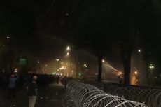 Tak Kunjung Bubar, Polisi Mulai Tembakkan Meriam Air ke Buruh