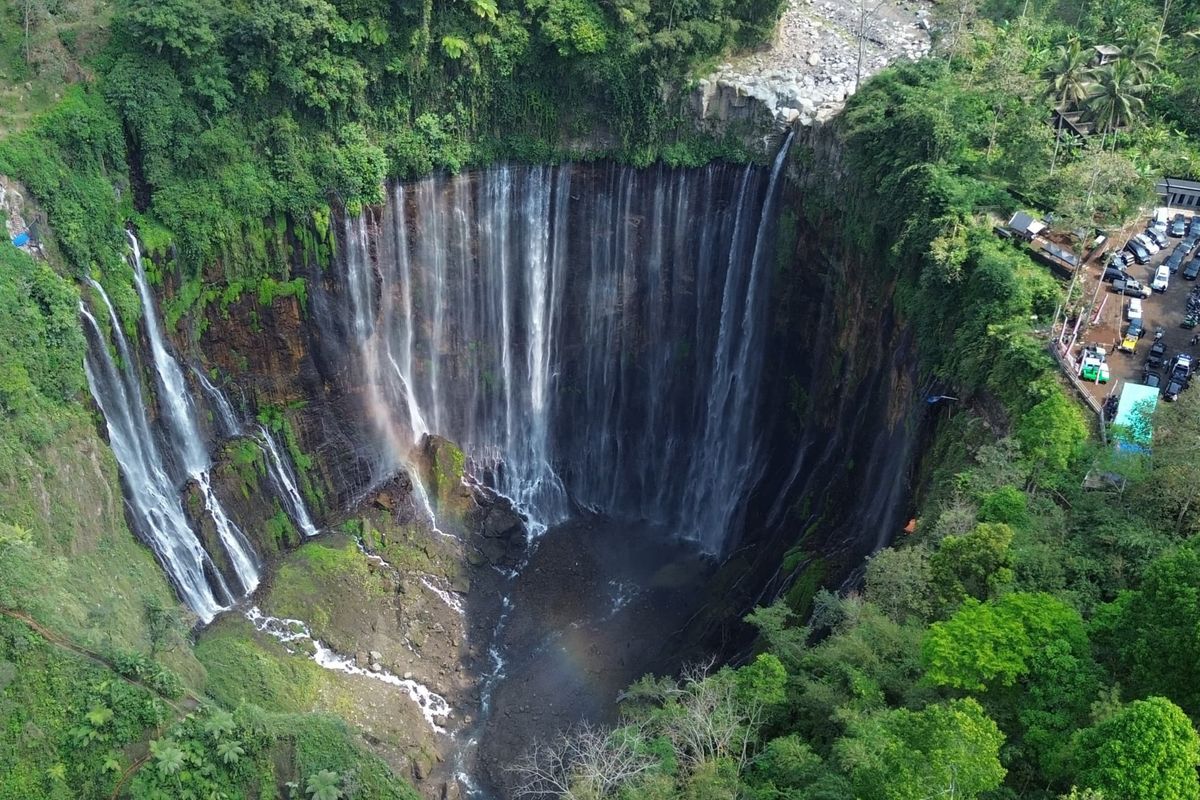 Wisata air terjun Grojogan Sewu Lumajang