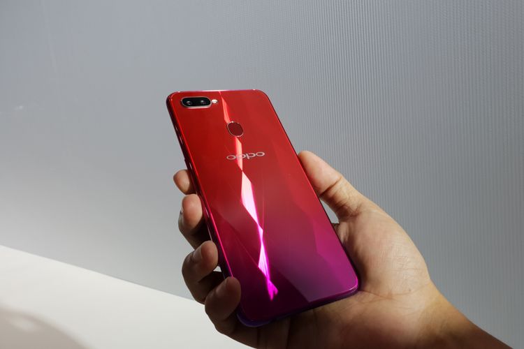 Gradasi warna bagian belakang Oppo F9