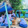 Sekolah Digenangi Banjir, Siswa SMA di Rokan Hulu Terpaksa Belajar di Kantin