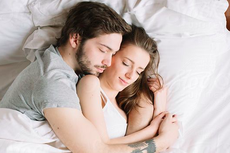 Cuddling dengan Pasangan Bisa Mengurangi Stres Secara Alami