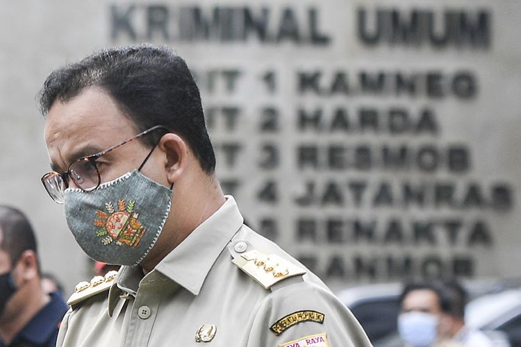 Gubernur DKI Jakarta Anies Baswedan tiba di Mapolda Metro Jaya, Jakarta, Selasa (17/11/2020). Gubernur DKI Jakarta Anies Baswedan dipanggil pihak kepolisian untuk dimintai keterangan terkait pelanggaran protokol kesehatan pada acara Maulid Nabi di Petamburan, Jakarta Pusat yang menimbulkan kerumunan.