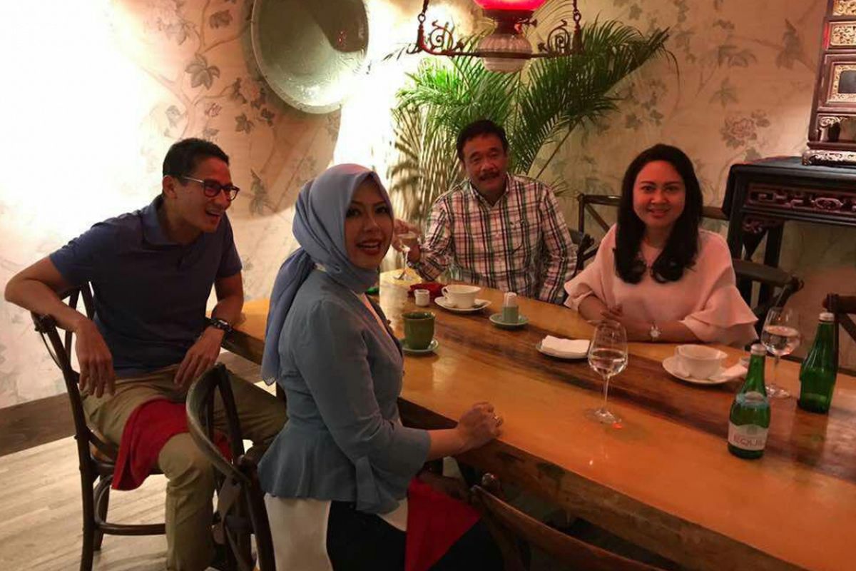 Calon wakil gubernur DKI Jakarta Sandiaga Uno bertemu dengan Wakil Gubernur DKI Jakarta Djarot Saiful Hidayat, Rabu (26/4/2017) di restoran Meradelima, Kebayoran Baru, Jakarta Selatan.