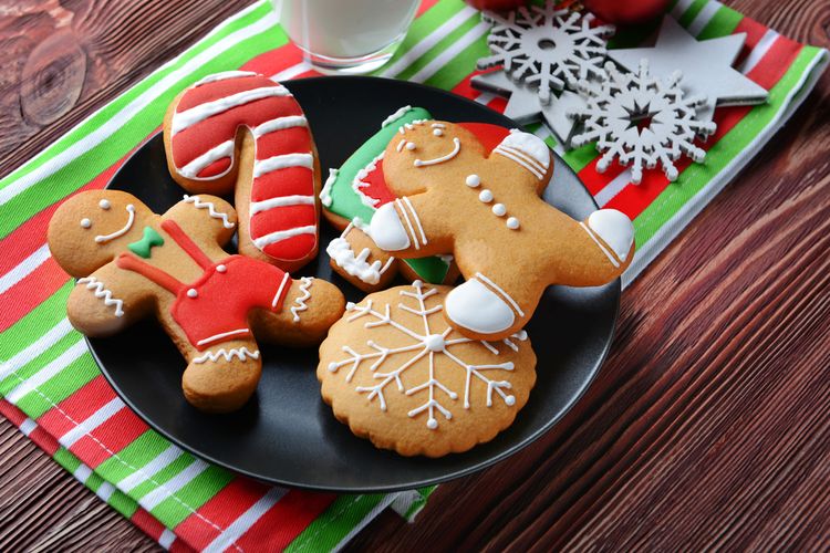 Ilustrasi kue jahe sebagai camilan dan dekorasi Natal