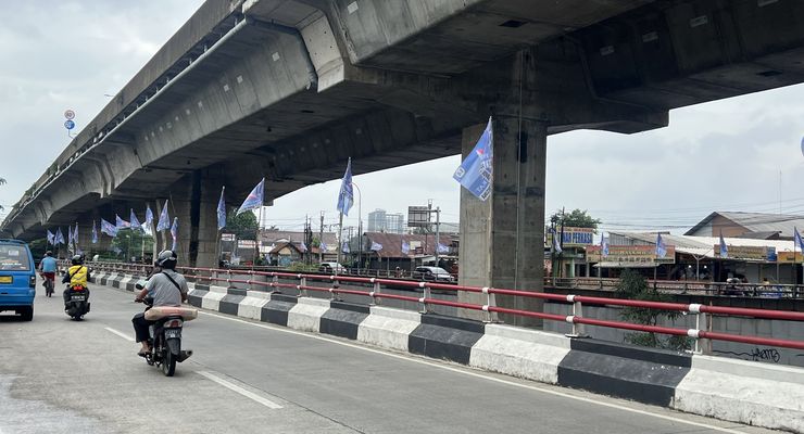 Saat Warga Heran Bendera Parpol Kembali Terpasang di Jalan Sholeh Iskandar Bogor padahal Sudah Ditertibkan...