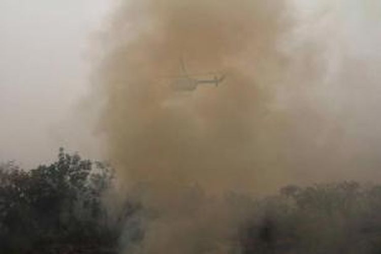 Badan Nasional Penanggulangan Bencana (BNPB) menggunakan helikopter Bolkow BO-105 saat melakukan pemadaman dengan teknik bom air (water bombing) di Desa Pelita Jaya, Kecamatan Kubu, Kabupaten Kubu Raya, Kalimantan Barat, Rabu (21/10/2015).