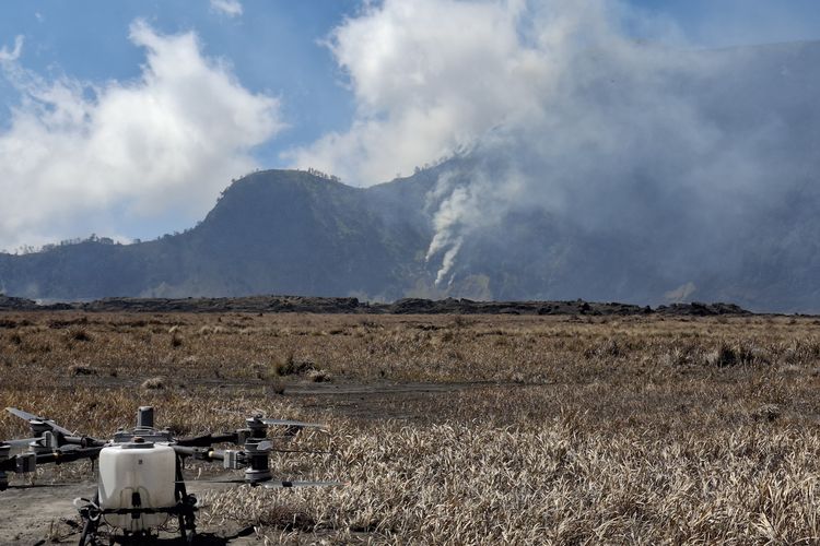 Muncul 2 Titik Api Baru di Kawasan Bromo, Petugas Berjibaku Padamkan Api