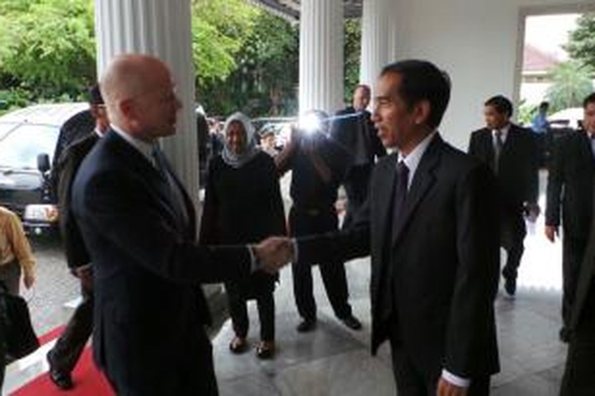 Gubernur DKI Jakarta Joko Widodo (kanan) menerima Menteri Luar Negeri Inggris William Hague di Balaikota Jakarta, Selasa (28/1/2014).