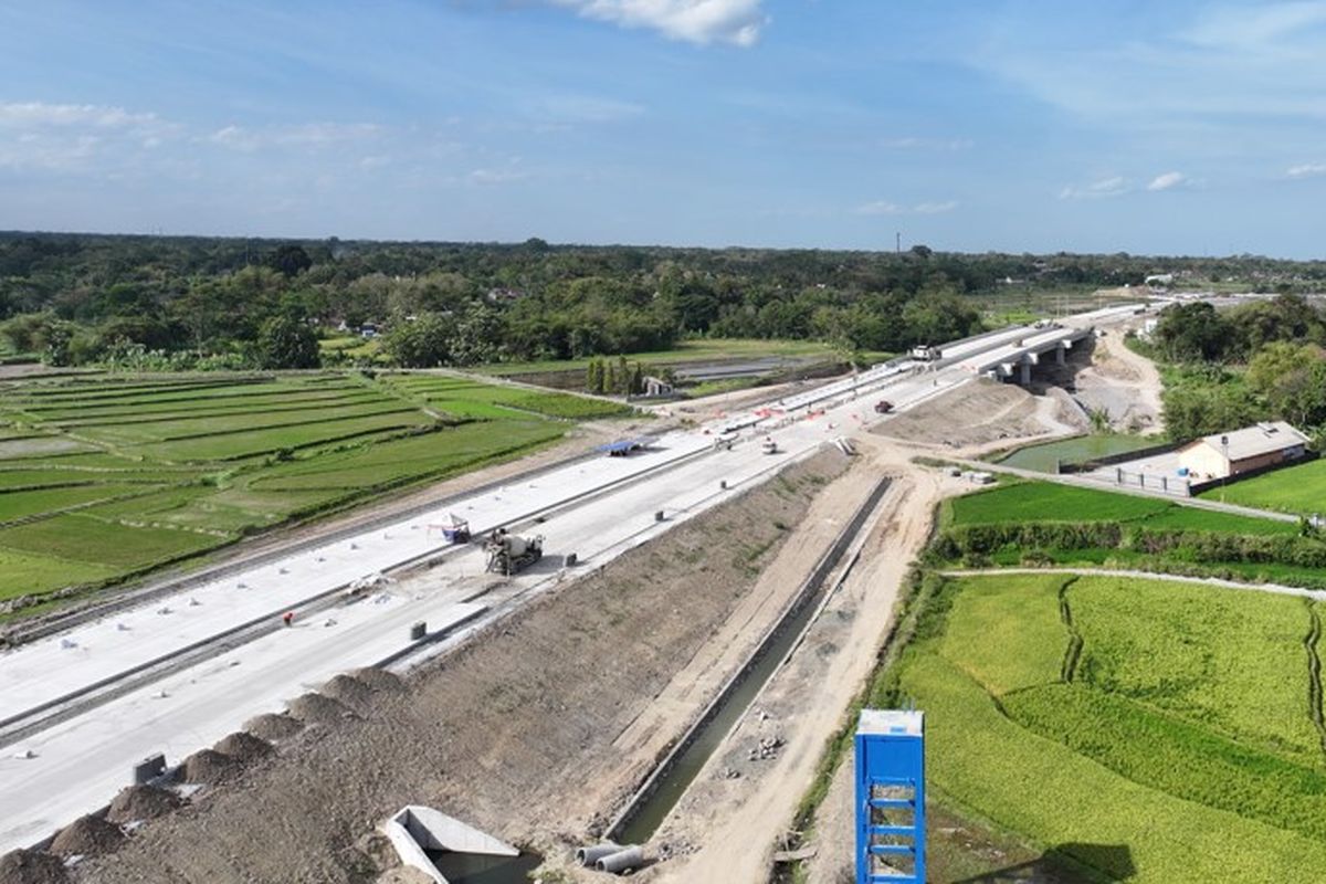 Tol Klaten-Purwomartani, bagian dari ruas Jalan Tol Solo-Yogyakarta-NYIA Kulon Progo.