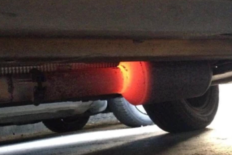 Knalpot mobil membara