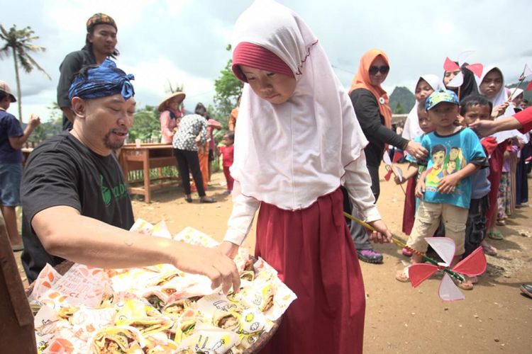 Chef Haryo memasak untuk para korban longsor di Sukabumi. Makanan ala hotel sengaja disajikan bagi para korban sebagai bagian trauma healing.