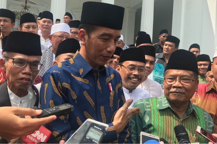 Presiden Joko Widodo dan Ketua MUI Jawa Barat Rachmat Syafei memberikan keterangan di depan pers usai pertemuan dengan ulama se-Jawa Barat di Istana Negara, Jakarta, Selasa (3/4/2018).