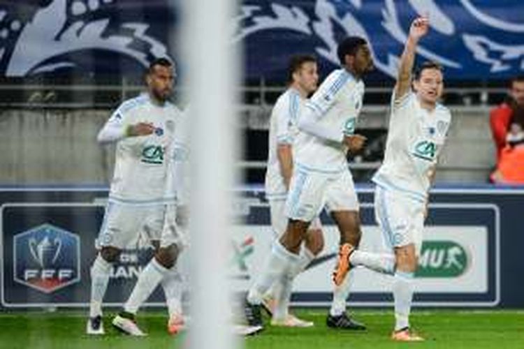 Pemain sayap Olympique Marseille, Florian Thauvin (paling kanan), merayakn gol ke gawang Sochaux pada semifinal Coupe de France di Stade Auguste-Bonal, Rabu (19/3/2016).