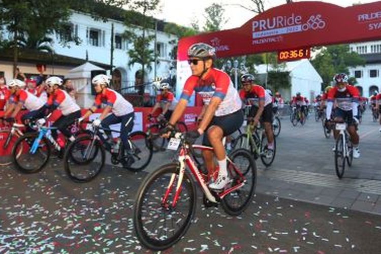 Pelaksanaan PRURide Indonesia 2022, ajang bersepeda dengan konsep hybrid untuk mendorong keluarga Indonesia lebih aktif bergerak dan hidup lebih sehat, 29 Oktober 2022, di Bandung, Jawa Barat.