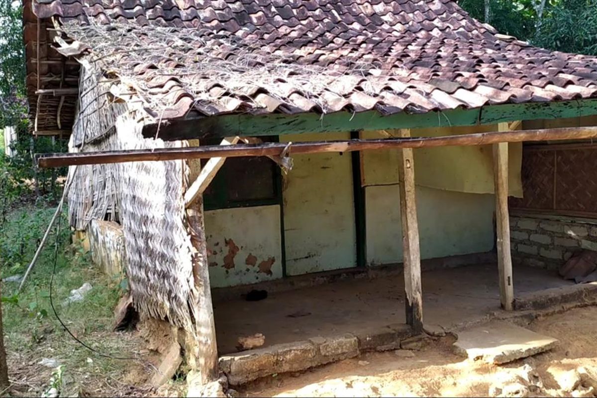 Rumah Amur sudah tidak ditempati karena kawatir ambruk. Gentengnya sudah banyak berjatuhan, dindingnya bolong-bolong dan kayu-kayunya sudah banyak yang lapuk.