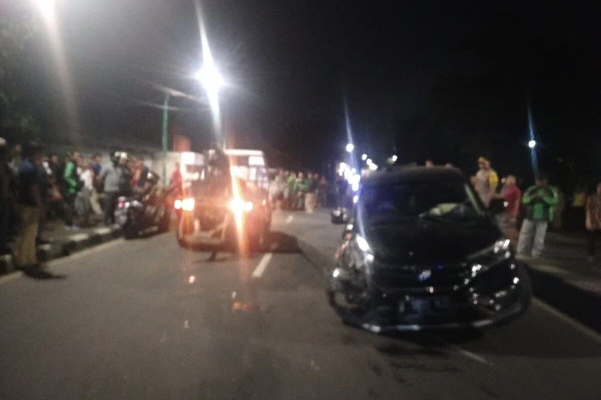 3 mobil alami kecelakaan lalu lintas di Jalan Basuki Rachmat, Duren Sawit, Jakarta Timur, Selasa (10/3/2020) dini hari, satu orang luka-luka.