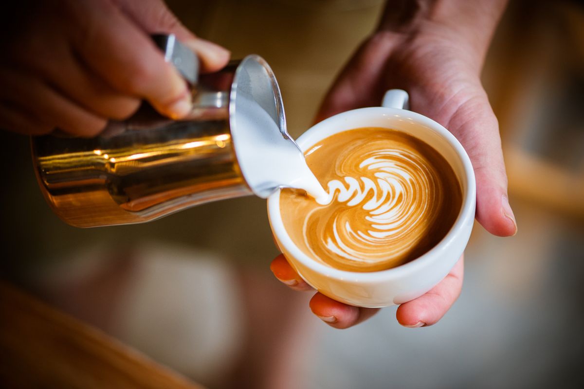Cara Jadi Barista Handal: Panduan dari Latte Art hingga Manajemen Kafe