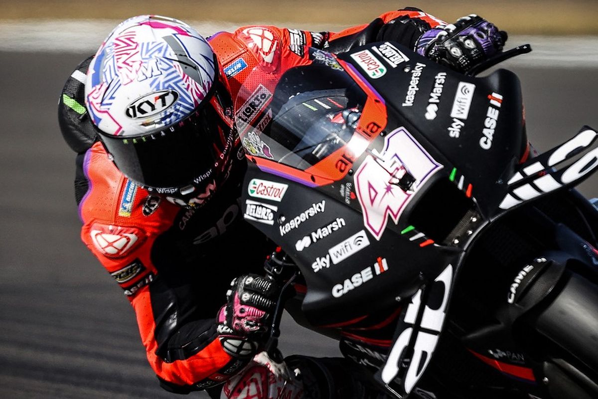 Aleix Espargaro saat berlaga pada MotoGP Inggris 2022. (Photo by ADRIAN DENNIS / AFP)