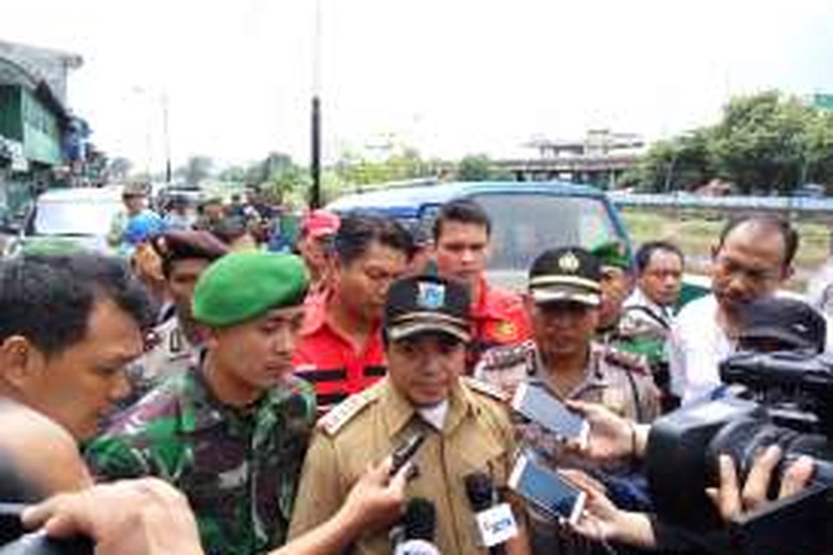 Camat Penjaringan Abdul Khalit bersama Kapolsek Penjaringan AKBP Rudi saat diwawancarai awak media setelah memberikan surat peringatan pertama bagi warga Kalijodo, Penjagalan, Penjaringan, Jakarta Utara pada Kamis (18/2/2016).