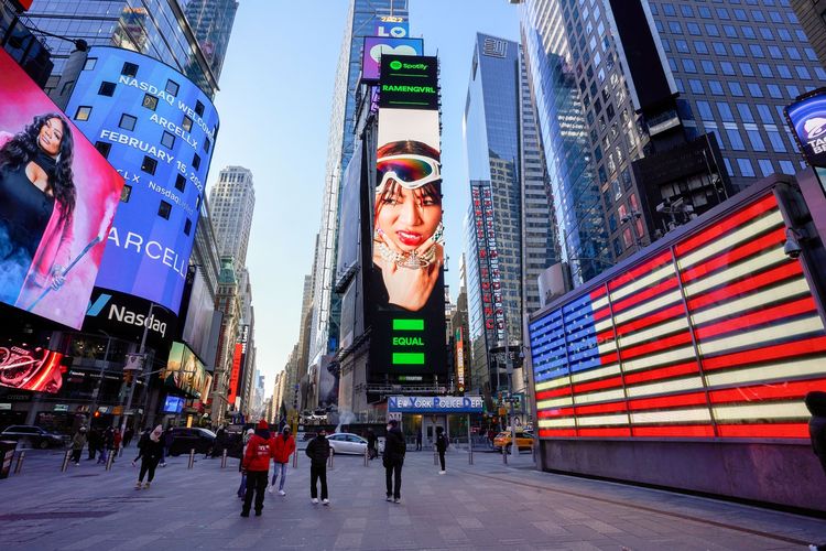 RAMENGVRL terpampang di Time Square New York City, mewakili Indonesia untuk kampanye Spotify EQUAL                      