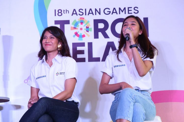 Dian Sastro dan Mikha Tambayong saat jumpa pers Samsung Galaxy Team Asian Games di Hotel Atlet Century, Jakarta Pusat, Rabu (11/7/2018).