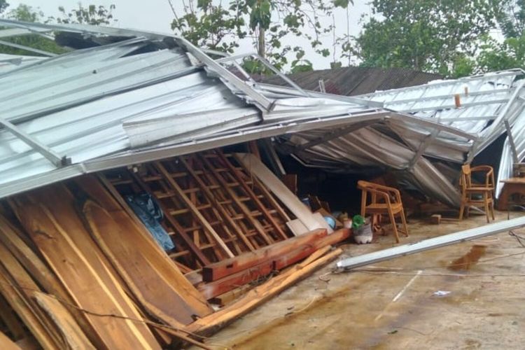 Rumah rusak akibat hujan deras dan angin kencang di Kapanewon, Playen, Gunungkidul, Sabtu (1/11/2025)
