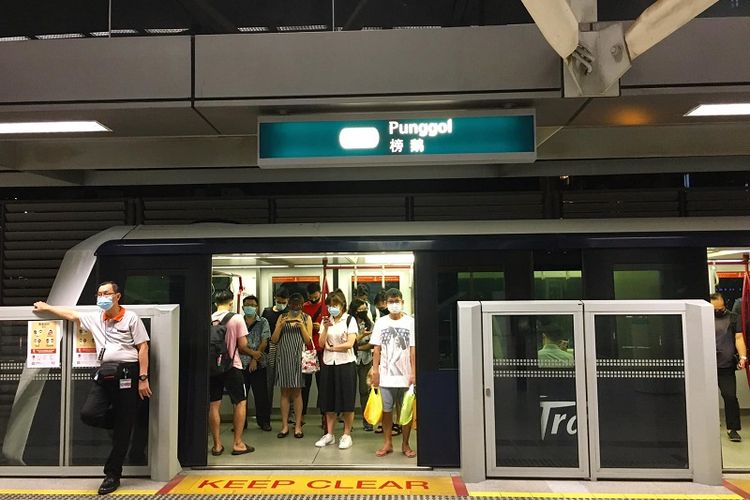 Pengguna Light RaIL Transit (LRT) Punggol di Singapura Utara terlihat memakai masker sambil menunggu pintu LRT ditutup, Kamis malam (02/07/2020)