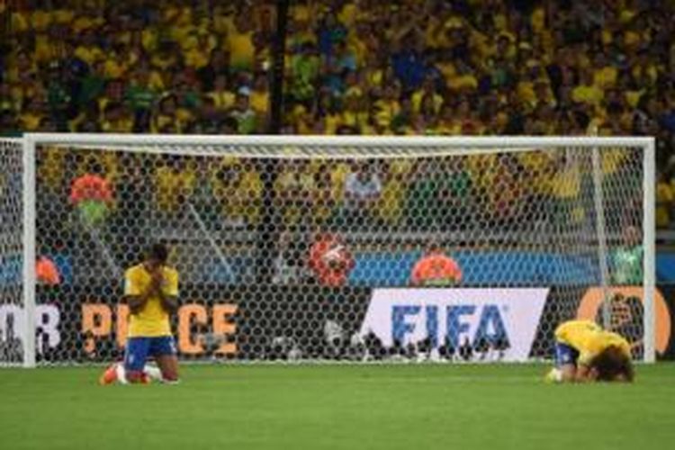 Dua pemain Brasil, Luiz Gustavo (kiri) dan David Luiz (kanan), bersedih setelah kalah 1-7 dari Jerman pada semifinal Piala Dunia 2014 di Estadio Mineirao, Belo Horizonte, Selasa (8/7/2014).