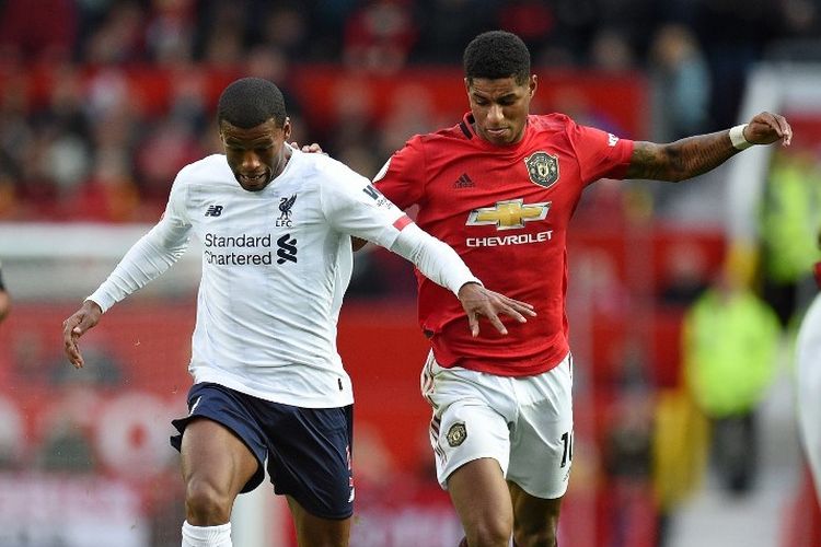 Marcus Rashford mencoba mengejar bola yang dikuasai Georginio Wijnaldum pada pertandingan Manchester United vs Liverpool dalam lanjutan Liga Inggris di Stadion Old Trafford, 20 Oktober 2019. 