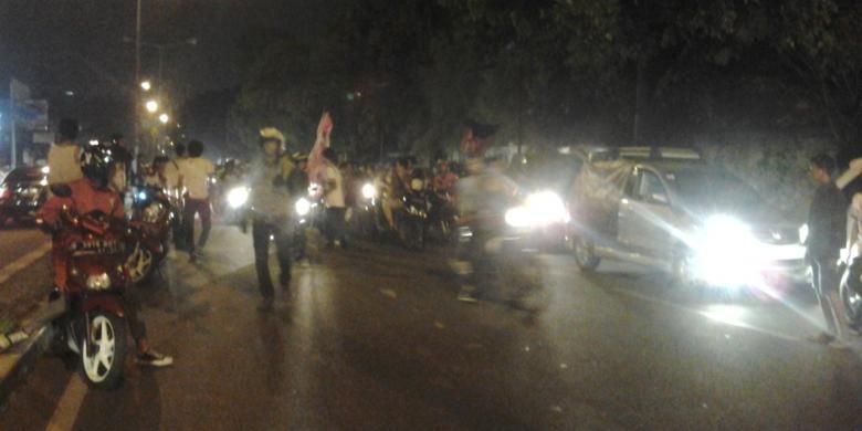 Ratusan remaja Jakarta tampak memenuhi jalan Penjernihan untuk melakukan  sahur on the road pada Minggu (20/7/2014) dini hari.