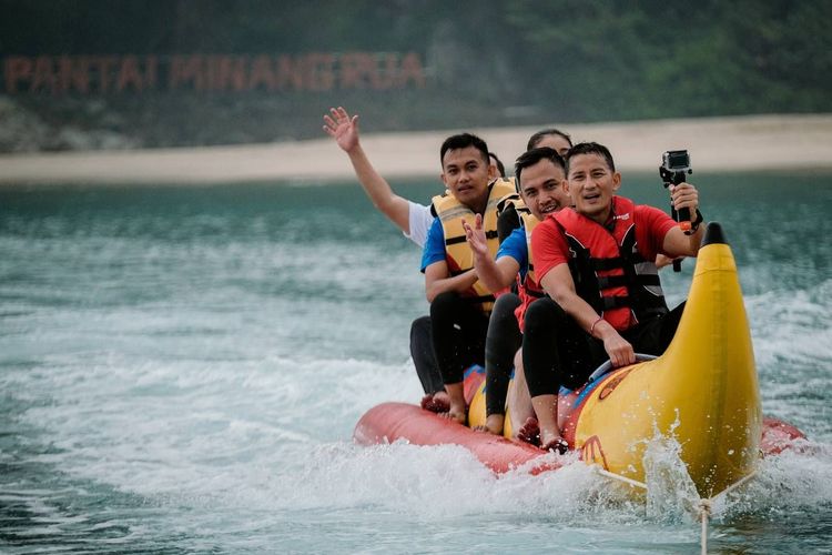 Aktivitas Banana Boat di Desa Wisata Kelawi, Kabupaten Lampung Selatan. 