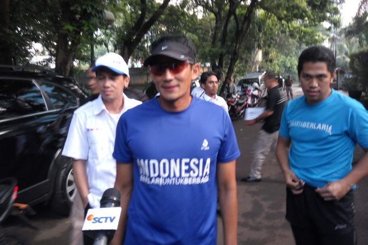 Calon wakil gubernur DKI Jakarta, Sandiaga Uno sebelum berlari pagi di Jalan Pulombangkeng, Jakarta Selatan, Rabu (19/4/2017).