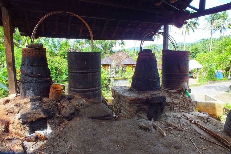 Cara pembuatan arak Bali secara tradisional.