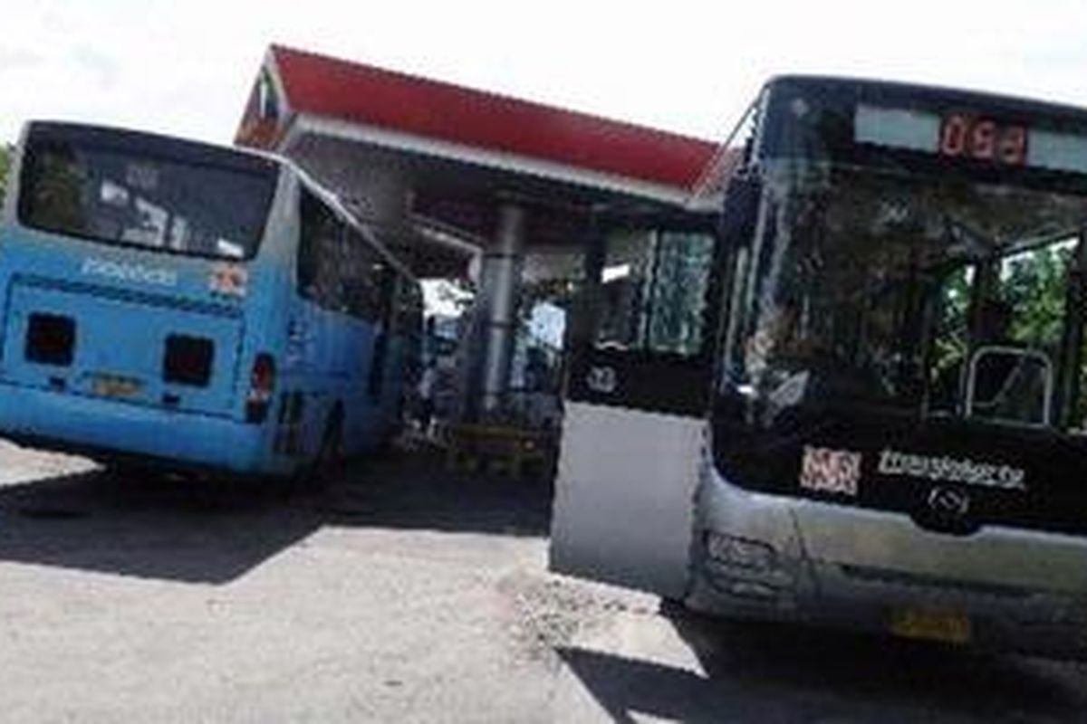 Antrean yang terjadi di Stasiun Pengisian Bahan Bakar Gas (SPBG) di jalan Pemuda, Jakarta Timur (8/5/2011). 